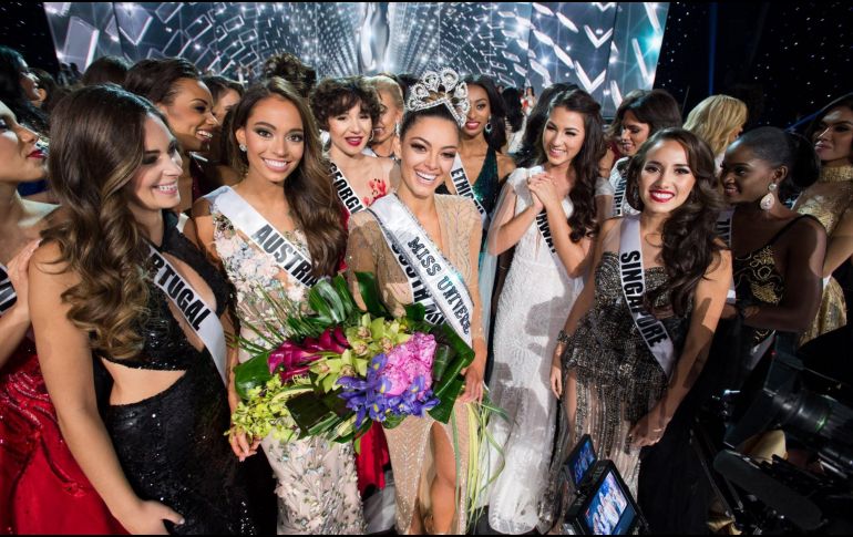 La corona la lleva la sudafricana Demi-Leigh Nel-Peters, que superó el año pasado en la final a la colombiana Laura González y a la jamaicana Davina Bennett. TWITTER / @MissUniverse