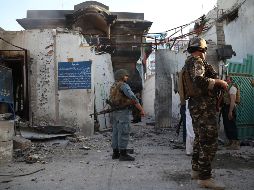 El primer ataque sucede en el Ministerio de Refugiados cuando un atacante suicida explota un vehículo, el segundo acontece en la explosión de una mina y se le atribuye el ataque a los talibanes. EFE / G. Habibi