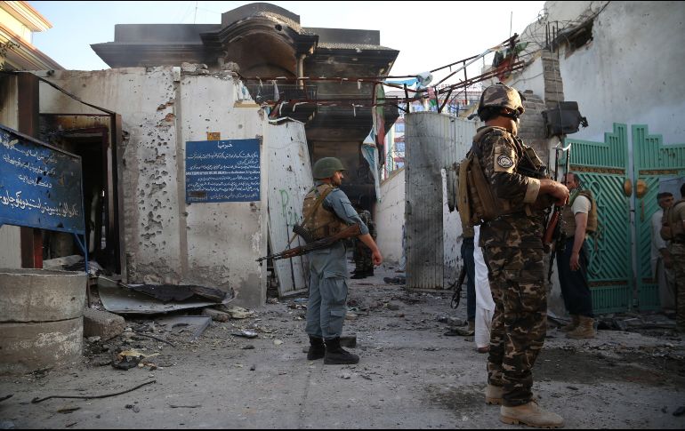 El primer ataque sucede en el Ministerio de Refugiados cuando un atacante suicida explota un vehículo, el segundo acontece en la explosión de una mina y se le atribuye el ataque a los talibanes. EFE / G. Habibi