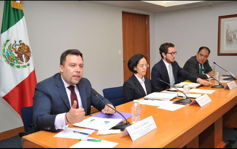 El titular de la Unidad de Política y Control Presupuestal, Isaac Gamboa (i), menciona que 