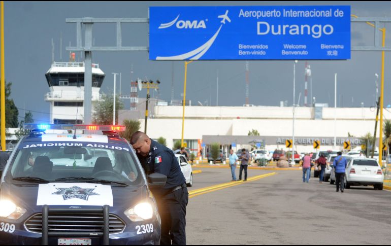 El percance ocurrió la tarde de este martes cerca de las 16:00 horas tras despegar del Aeropuerto Gudalupe Victoria en Durango. AFP / L. Murillo