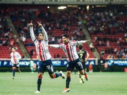 Al quite. José Juan Macías (izq.) entró para marcar diferencia en el encuentro y ser el hombre que anotara el gol con el que el Rebaño amarró tres puntos en su presentación en Copa. EL INFORMADOR/F. Atilano