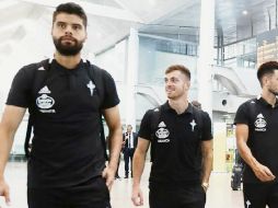 Néstor Araujo. El mexicano (i) viajó con el Celta para disputar los amistosos en tierras británicas. ESPECIAL/@celtadevigo