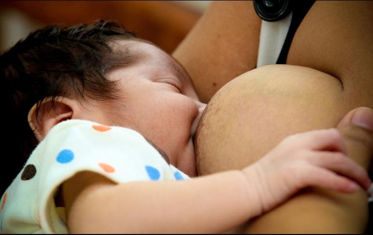 La leche humana se recomienda como modo exclusivo de alimentación durante los primeros seis meses de vida del menor y complementaria hasta los dos años. NTX / ARCHIVO