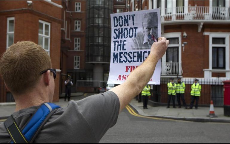 A pesar de que Assange adoptó la ciudadanía ecuatoriana en 2017, las autoridades le han cortado su conexión de Internet y lo han acusado de interferir en los asuntos ecuatorianos. AP / ARCHIVO