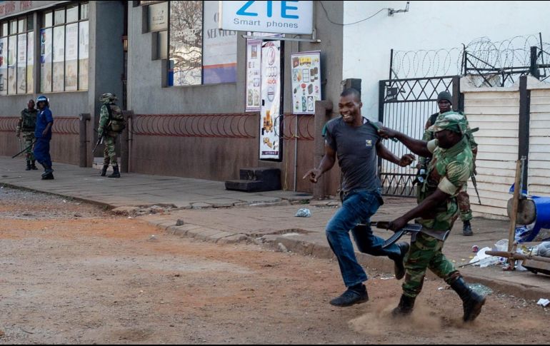 Policías han disparado contra los manifestantes, además de utilizar gases lacrimógenos. EFE / Y. Panchia