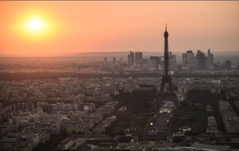 La Torre Eiffel, que acogió a más de 6 millones de visitantes el año pasado, es uno de los lugares más visitados de París. AP/ L. Barioulet