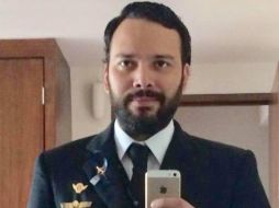 Carlos Galván fue operado para alinear la columna vertebral y fue necesario que le pusieran ocho tornillos en la columna además de dos barras. FACEBOOK