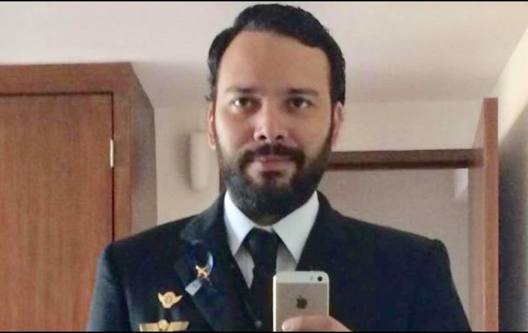 Carlos Mayrán, graduado del Colegio de Pilotos Aviadores de México A.C, es uno de los pasajeros con más lesiones tras el accidente aéreo. FACEBOOK