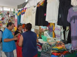 Entre la mercancía expuesta hubo textiles, bisutería, talla de madera, joyería de plata, bordados, dulces, juguetes y alimentos típicos. TWITTER / @JLTostadoB