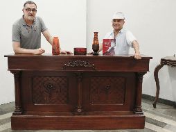Curaduría. Javier Piña, a la izquierda, y a su lado Alberto Paz Bustamante, ambos en uno de los objetos que conforman la exposición. EL INFORMADOR/A. Camacho