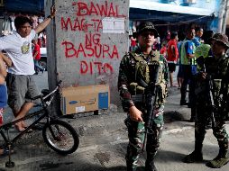 Soldados filipinos vigilan una calle en Manila. Varios medios han informado que las tropas gubernamentales han aumentado el nivel de alerta y se han reforzado las medidas de seguridad tras el atentado. EFE/R. Malasig