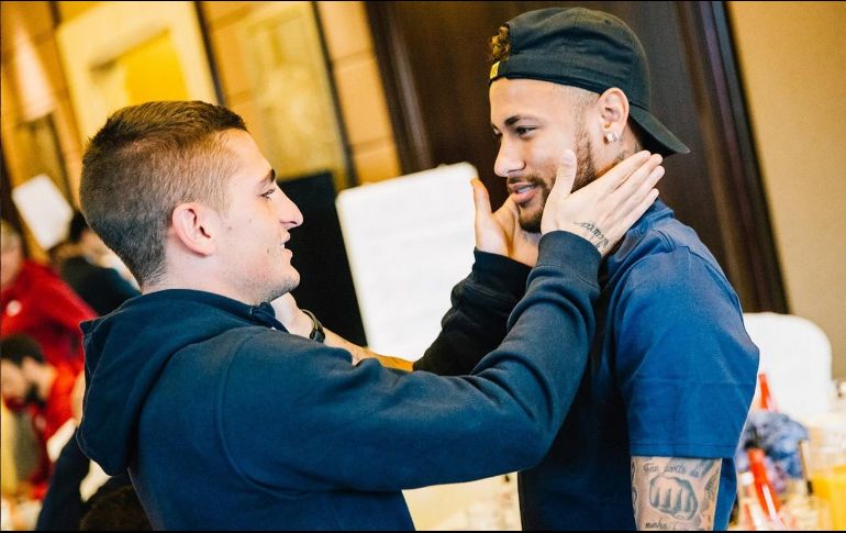 En fotos difundidas por el club, se ve que Neymar es recibido con alegría. TWITTER/@PSG_inside