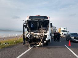 El autobús de pasajeros trasladaba a 27 personas a la clínica 180 del IMSS, ubicada en el municipio de Tlajomulco de Zúñiga. ESPECIAL / Protección Civil
