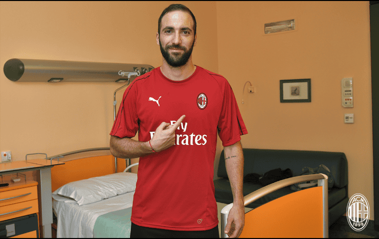Este jueves, el delantero ya fue sometido a pruebas médicas y solo se requiere su firma para incorporarse de manera oficial al equipo. TWITTER / @acmilan