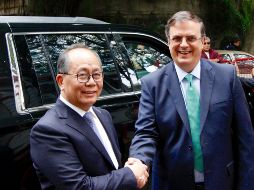 Marcelo Ebrard, propuesto titular de la SRE, recibe al representante chino a las afueras del inmueble en el que se llevará a cabo la reunión. NTX / J. Lira