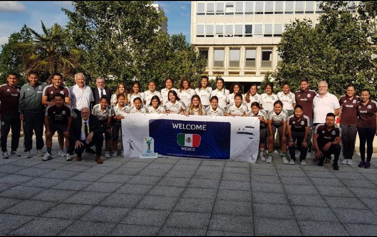 Las protagonistas y el cuerpo técnico lucieron felices por lograr el bicampeonato en esta competencia. TWITTER / @FIFAWWC