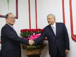 En la imagen el embajador de China, Qiu Xiaoqi y Andrés Manuel López Obrador. NTX