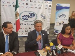 De izq, a der: Gabriel García Coppel, administrador regional del SAT, Miguel Landeros, director de Comce Occidente, y Cecilia Cárdenas, administradora de la Aduana de Guadalajara. EL INFORMADOR / A. Gallegos