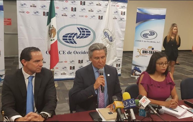 De izq, a der: Gabriel García Coppel, administrador regional del SAT, Miguel Landeros, director de Comce Occidente, y Cecilia Cárdenas, administradora de la Aduana de Guadalajara. EL INFORMADOR / A. Gallegos