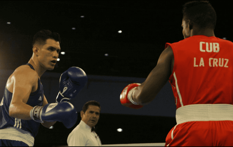 El cubano sólo se limitó a correr en el cuadrilátero, sin proponer con los puños. TWITTER / @COM_Mexico