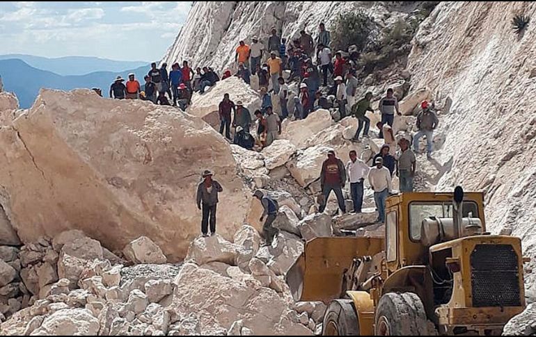 Cuerpos de emergencia de la Cruz Roja del municipio de Progreso rescataron el cuerpo de Julian Vázquez, de 60 años de edad. EFE / Gobierno de Hidalgo