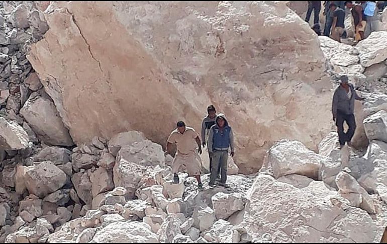 El desgajamiento se registró alrededor de la una de la tarde, luego de que una camioneta al pasar por el lugar ocasionara el colapso de la mina. EFE / Gobierno de Hidalgo