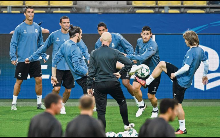 Luka Modric (derecha) tiene contrato hasta 2020 con el Real Madrid. AP