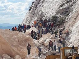 El funcionario señaló que en el interior de la mina, la cual es comunitaria, se encontraban ocho personas, de las cuales tres salieron con vida y avisaron del incidente. NTX /