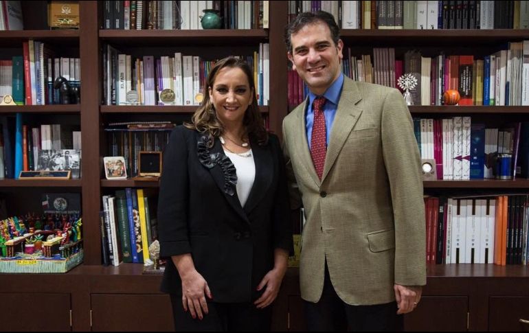 Claudia Ruiz Massieu hizo un reconocimiento a Córdova por el trabajo que se desempeñó en el INE durante los comicios del 1 de julio pasado. TWITTER / @ruizmassieu