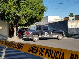 Desde temprano, policías municipales y de Fuerza Única acordonaron la calle para comenzar con los trabajos de búsqueda y exhumación de cadáveres. EL INFORMADOR / S. Blanco