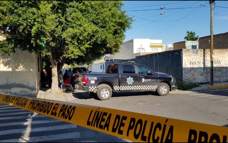 Desde temprano, policías municipales y de Fuerza Única acordonaron la calle para comenzar con los trabajos de búsqueda y exhumación de cadáveres. EL INFORMADOR / S. Blanco
