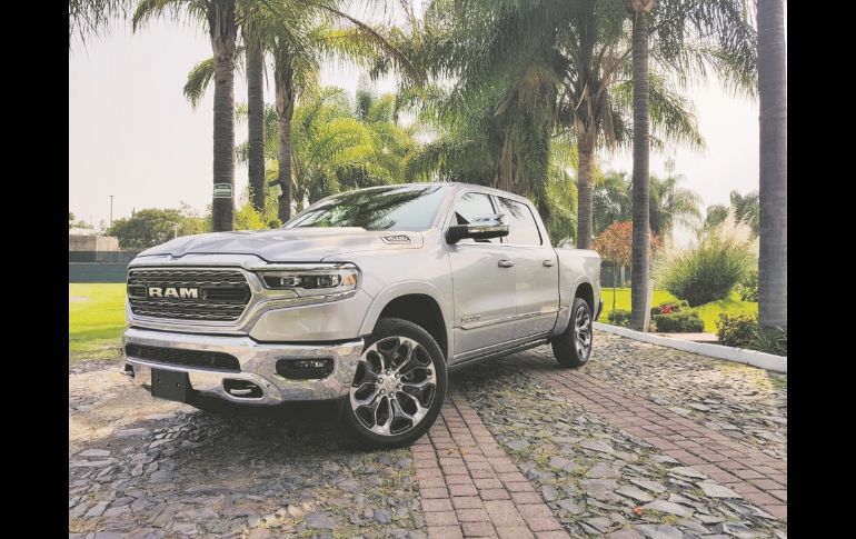 Lee más detalles de la prueba de manejo que hicimos de la Ram Limited 1500 2019 en la portada del suplemento.