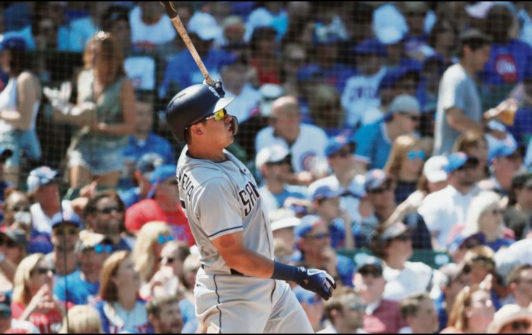 Christian Villanueva, de los Padres de San Diego, pega un cuadrangular durante la cuarta entrada ante los Cachorros de Chicago. AP