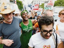 Nueva York. La activista Patricia Okoumou (centro), en la protesta por los derechos de los migrantes. EFE
