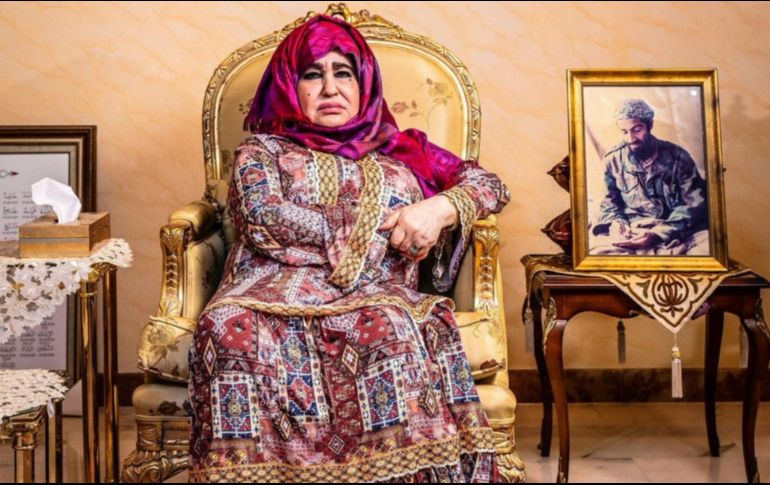 Alia Ghanem, madre de Osama bin Lade, posa junto a una fotografía enmarcada de su hijo. ESPECIAL/The Guardian
