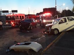 Ambos conductores son trasladados en estado regular a la clínica 89 del Instituto Mexicano del Seguro Social (IMSS). ESPECIAL/ Bomberos de Guadalajara
