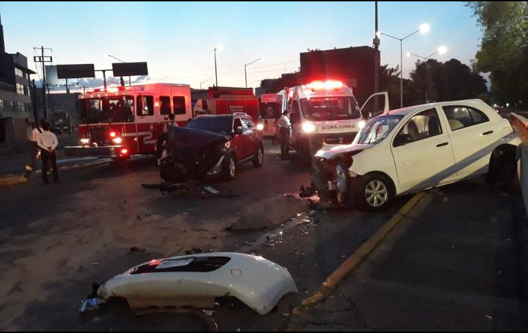 Ambos conductores son trasladados en estado regular a la clínica 89 del Instituto Mexicano del Seguro Social (IMSS). ESPECIAL/ Bomberos de Guadalajara
