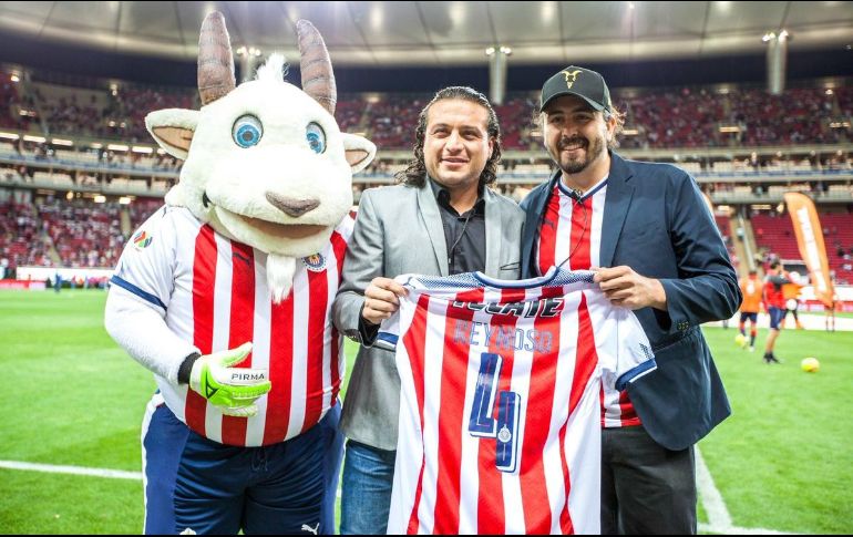 Amaury Vergara (D) cree que los cambios administrativos anunciados ayer beneficiarán tanto a Chivas como a Omnilife. TWITTER/@Amauryvz