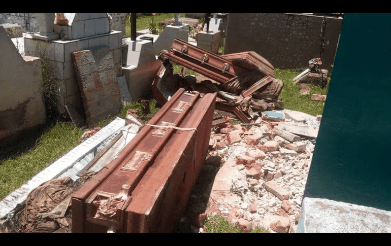 En el camposanto localizaron cuatro tumbas abiertas y cinco más con distintos daños al tratar de ser abiertas sin éxito. ESPECIAL