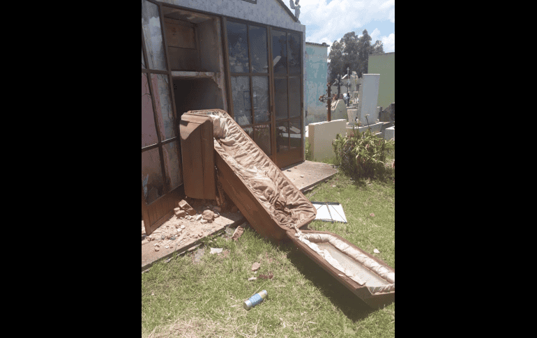 En el camposanto localizaron cuatro tumbas abiertas y cinco más con distintos daños al tratar de ser abiertas sin éxito. ESPECIAL