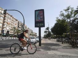 Las altas temperaturas han provocado también incendios y fuertes lluvias. EFE / R. Alcaide