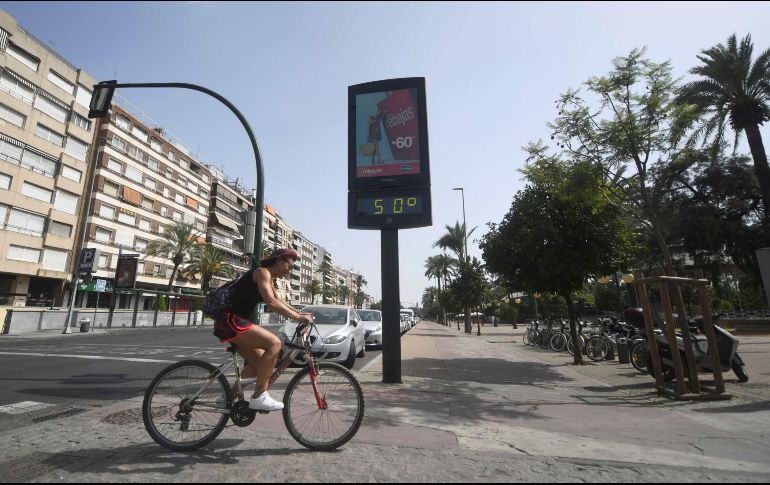 Las altas temperaturas han provocado también incendios y fuertes lluvias. EFE / R. Alcaide