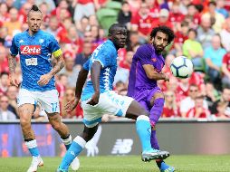Salah (D) anotó el tercer gol del Liverpool. AFP/P. Faith
