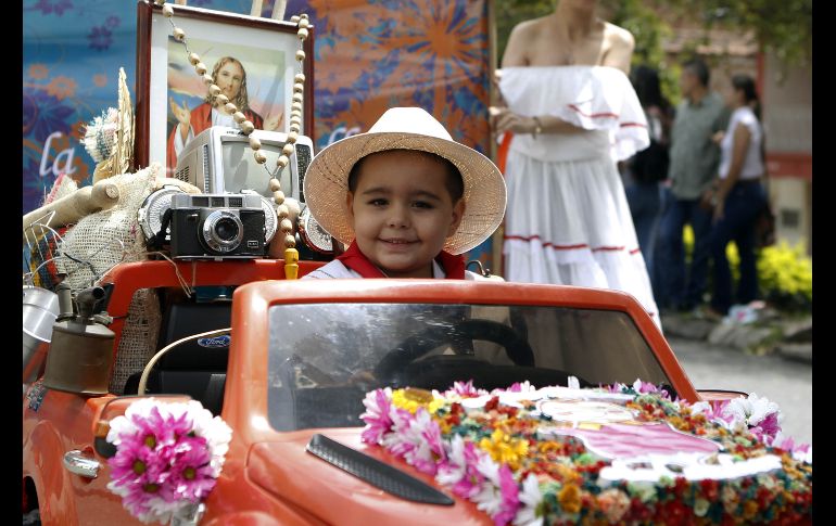 Alrededor de dos mil 500 niños desfilaron por las calles de Medellín en la 61° Feria de las Flores. EFE /L. Noriega