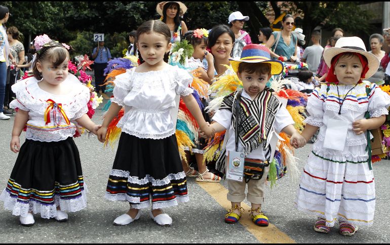 Alrededor de dos mil 500 niños desfilaron por las calles de Medellín en la 61° Feria de las Flores. EFE /L. Noriega
