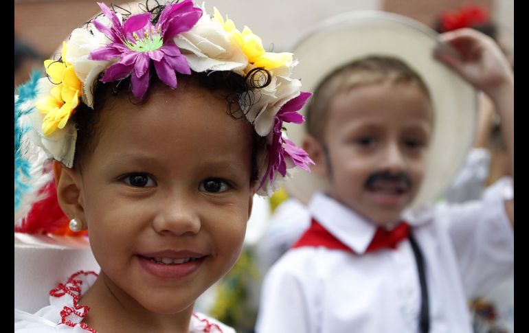 Alrededor de dos mil 500 niños desfilaron por las calles de Medellín en la 61° Feria de las Flores. EFE /L. Noriega