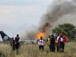 Los pasajeros salieron del avión por su propio pie y, mientras se alejaban, se escuchó cómo el avión explotaba. AP / Cruz Roja Durango