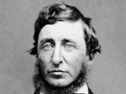 Frente a frente, este ensayo invita a reflexionar sobre el entorno político actual. El texto data de 1848, donde el filósofo y naturalista Henry Thoreau expresa su sentir cuando dejó de pagar impuestos como protesta a la esclavitud, entre otras cosas, lo que le valió estar en la cárcel. ESPECIAL