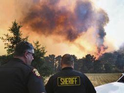 El fuego, que el lunes cumplirá dos semanas activo, inició por el roce de un rin de un vehículo con el asfalto. AFP